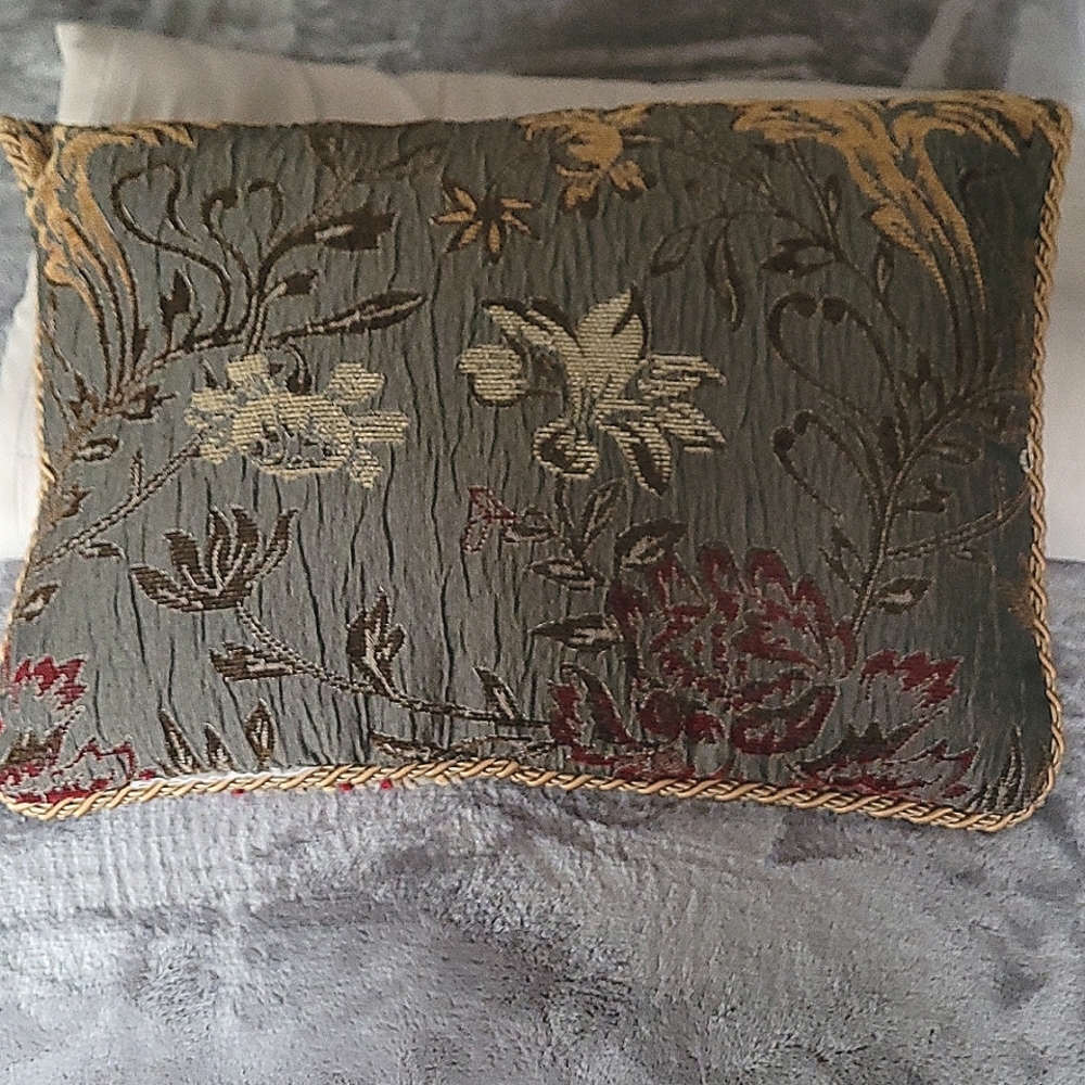 Pillow - Picture 4 of 4